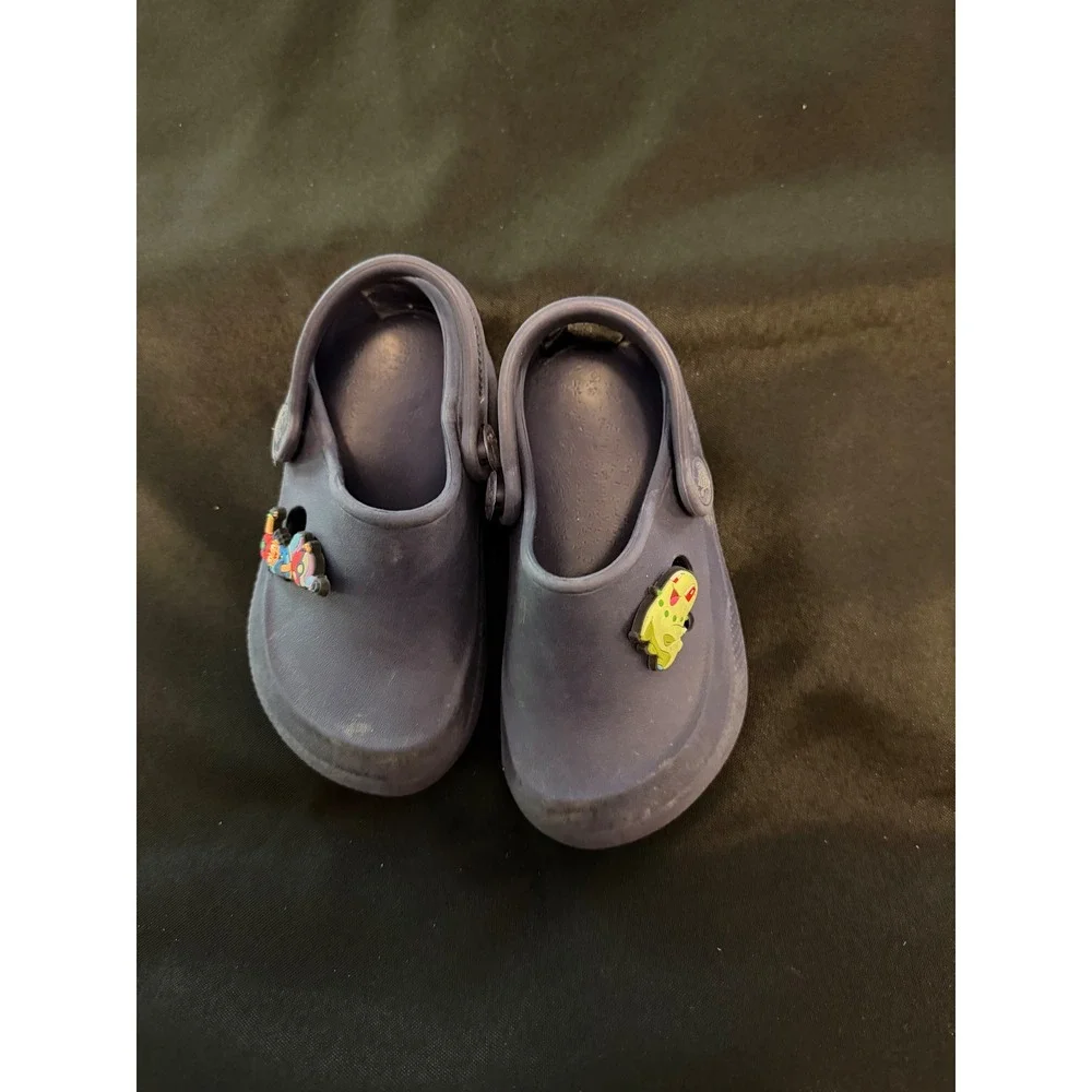 Crocs Kids Navy Blue Clogs Pokemon Ash Ketchum Chikorita Charms Size 8 9